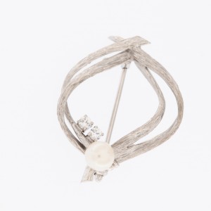 WHITE GOLD BROOCH, NATURAL...